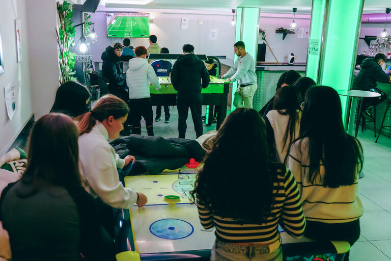 Panorámica del Centro Juvenil rabanero en un día de apertura