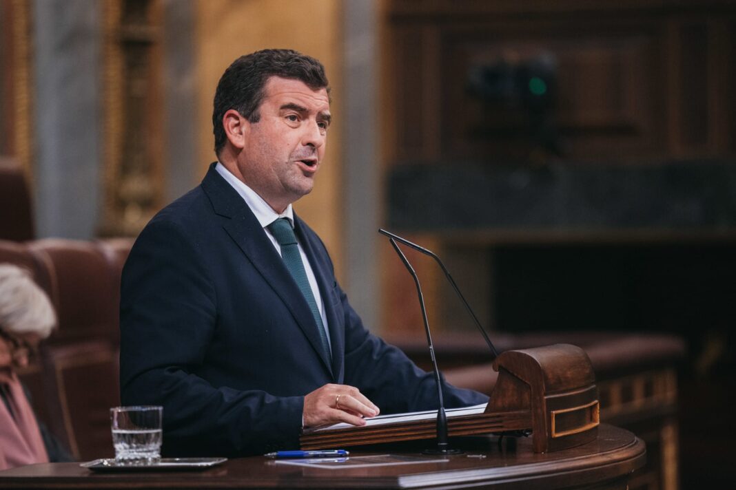 chamorro en la tribuna de oradores del congreso 1