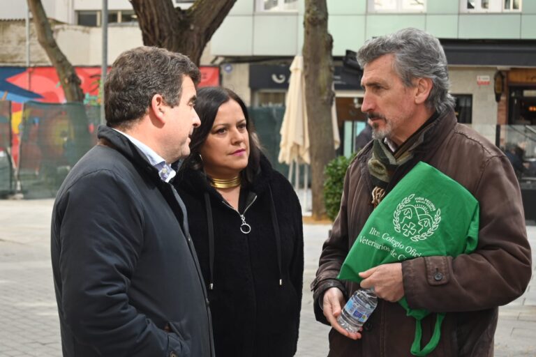 chamorro y de la flor con el presidente de los veterinarios de la provincia