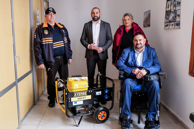 El nuevo grupo electrógeno recibido, junto a responsables municipales y de Protección Civil local
