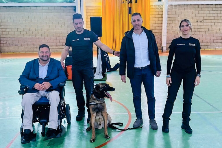 Los ediles rabaneros, junto a los mentores de Experienciask9 y uno de sus perros