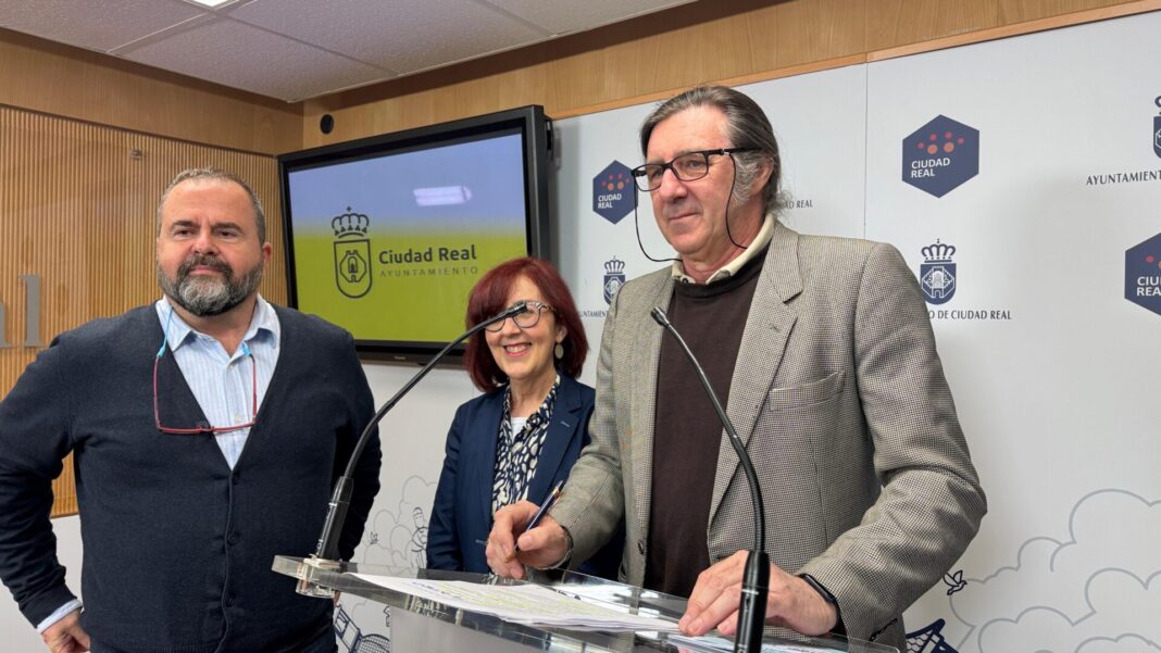 Lozano presenta programación abril1