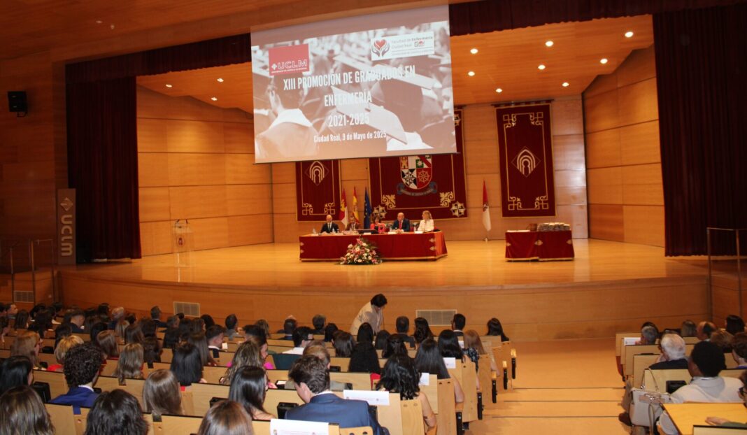 Francisco José García en graduación Enfermería 2