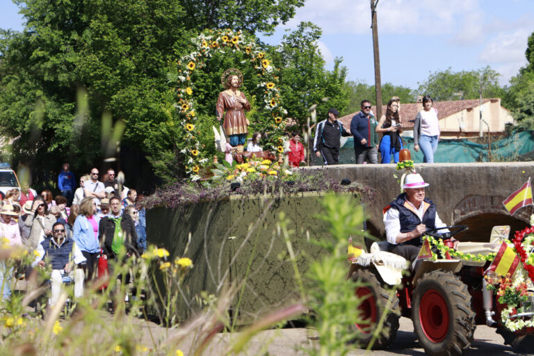 La imagen de san Isidro Labrador, en su tradicional traslado al abandonar el casco urbano
