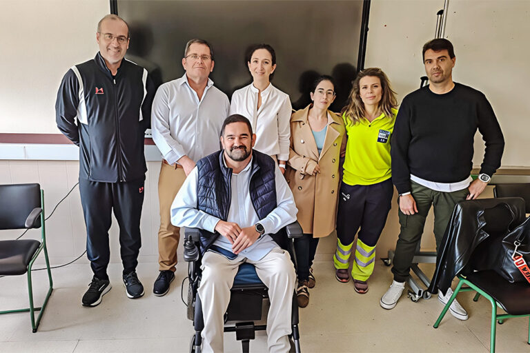 Profesionales que acompañaron a Cruz Dueñas, junto al director del Instituto y el edil rabanero