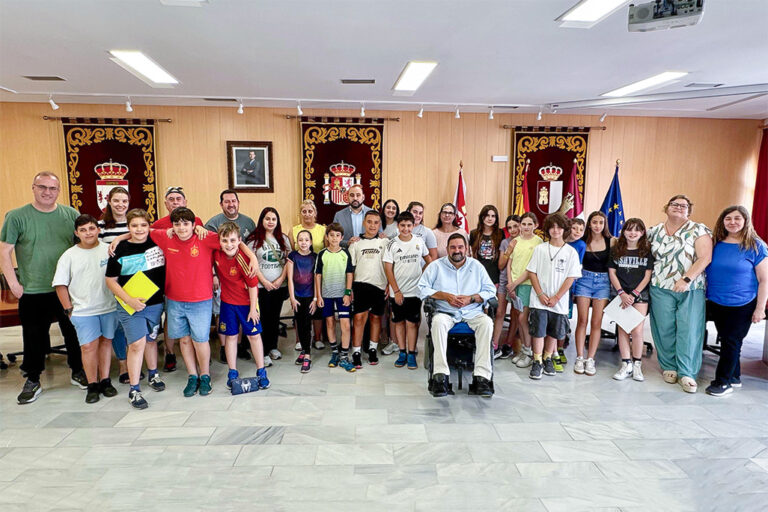 Posado de familia junto a los integrantes del actual Consejo de Infancia y Juventud