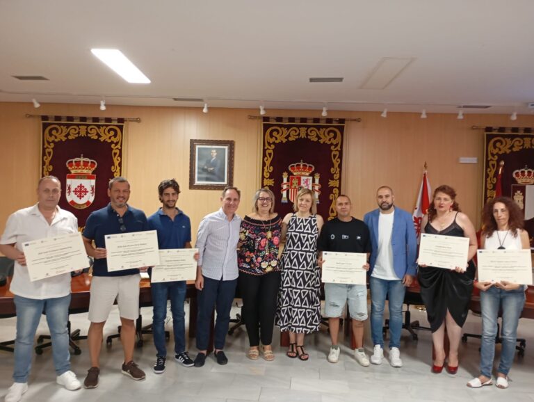 Autoridades y representantes de Reto Comarcas, junto a algunos de los alumnos en la entrega de diplomas