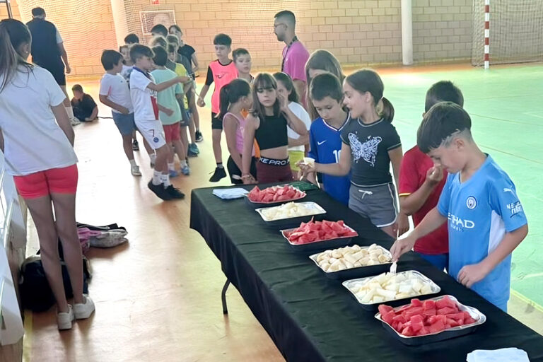 Tomando la fruta del desayuno saludable servido en el interior del pabellón rabanero