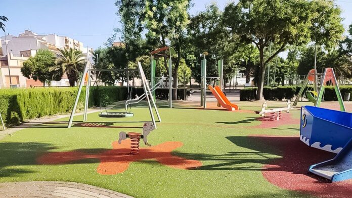 panoramica de la zona principipal de juegos tras la intervencion del nuevo suelo