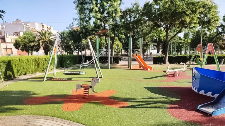 panoramica de la zona principipal de juegos tras la intervencion del nuevo suelo