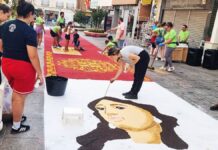 Alfombra floral con imagen de la Virgen de Gracia elaborada en calle Aduana por la Agrupación Folklórica de Puertollano