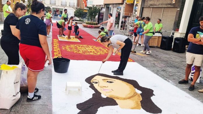 Alfombra floral con imagen de la Virgen de Gracia elaborada en calle Aduana por la Agrupación Folklórica de Puertollano