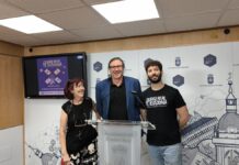 Espectáculo de magia al aire libre en la Plaza del Pilar durante el festival Ciudad Real Te Ilusiona 2025