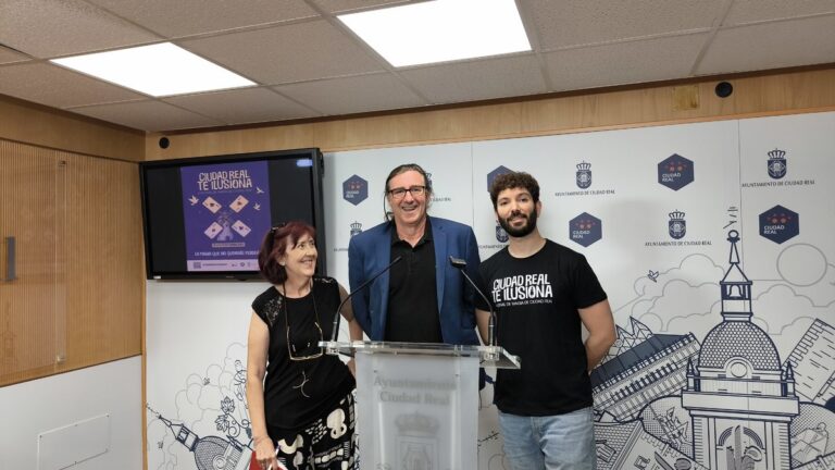 Espectáculo de magia al aire libre en la Plaza del Pilar durante el festival Ciudad Real Te Ilusiona 2025