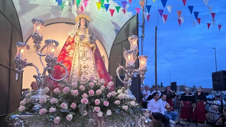 Fieles acompañan en procesión a la Virgen del Monte en su traslado desde el Santuario a Bolaños de Calatrava