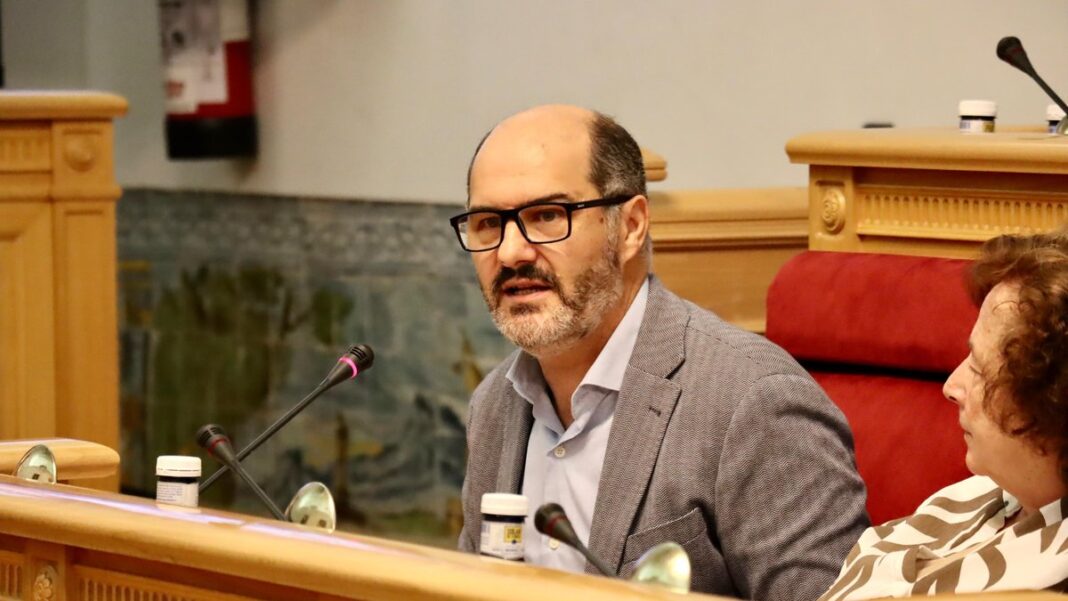 José Manuel Velasco aclara las competencias sobre viviendas turísticas y defiende la gestión del Ayuntamiento de Toledo