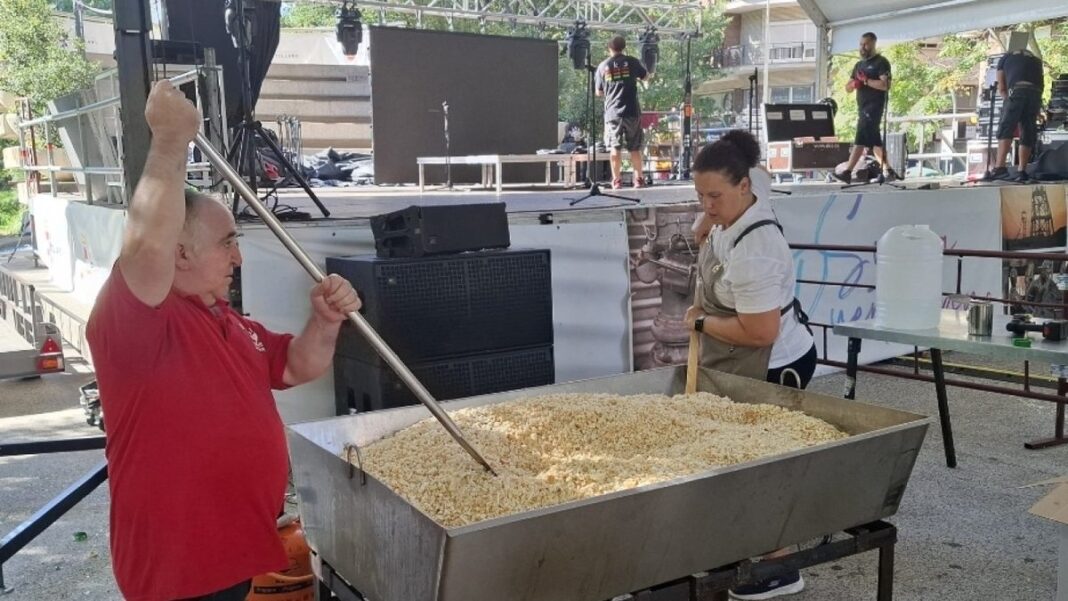 Medio millar de personas disfrutan de migas manchegas y música en el vermú festivo del Paseo de San Gregorio