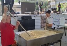 Medio millar de personas disfrutan de migas manchegas y música en el vermú festivo del Paseo de San Gregorio