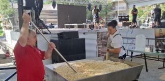 Medio millar de personas disfrutan de migas manchegas y música en el vermú festivo del Paseo de San Gregorio