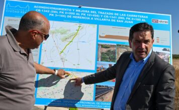 Miguel Ángel Valverde junto a los alcaldes de Herencia y Villarta en la apertura de la CR 1342