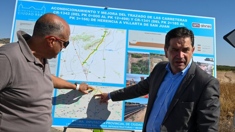 Miguel Ángel Valverde junto a los alcaldes de Herencia y Villarta en la apertura de la CR 1342