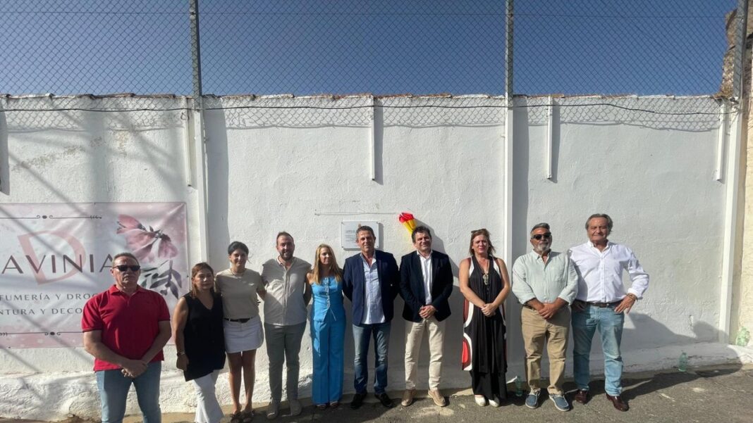 Miguel Ángel Valverde y Joaquín Dotor inauguran el nuevo césped del campo de fútbol de Santa Cruz de Mudela