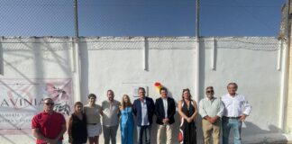 Miguel Ángel Valverde y Joaquín Dotor inauguran el nuevo césped del campo de fútbol de Santa Cruz de Mudela