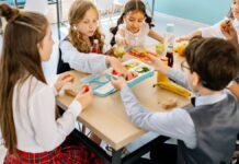 Niños en un aula disfrutando de frutas y leche en un programa de alimentación saludable escolar en Castilla La Mancha