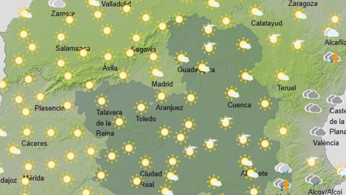 Nubes amenazantes sobre un campo manchego con aviso amarillo por tormentas en Castilla La Mancha