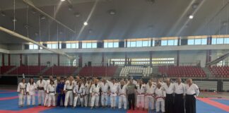 Participantes en el Polideportivo Antonio Rivilla celebran el récord Guinness de 25 horas seguidas de artes marciales en Puertollano
