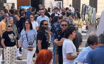 Pintores trabajando en lienzos al aire libre durante el certamen en las plazas de Ciudad Real