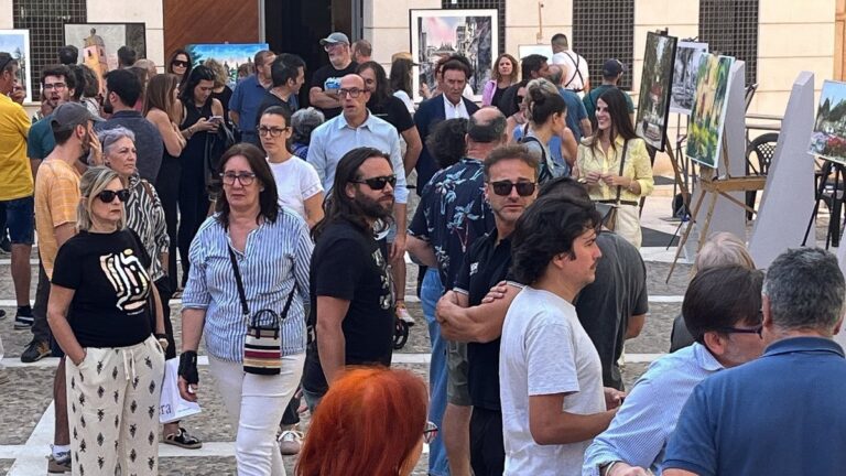 Pintores trabajando en lienzos al aire libre durante el certamen en las plazas de Ciudad Real