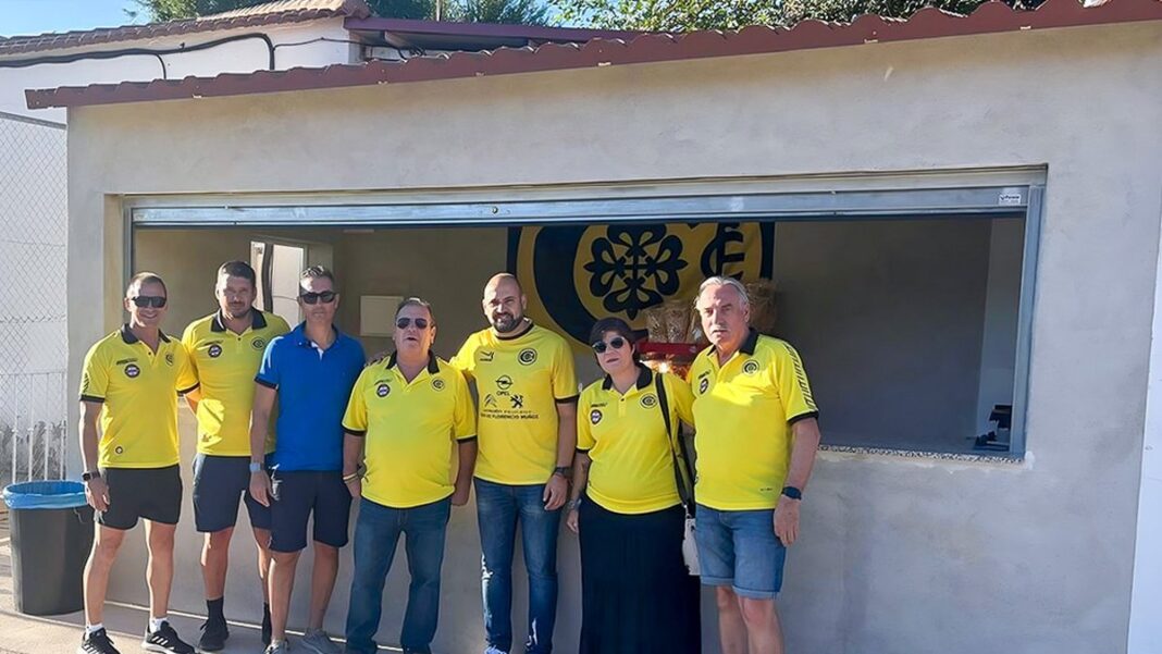 alcalde edil de deportes e integrantes del cf calatrava ante el nuevo bar
