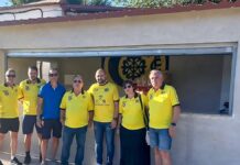 alcalde edil de deportes e integrantes del cf calatrava ante el nuevo bar