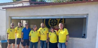 alcalde edil de deportes e integrantes del cf calatrava ante el nuevo bar