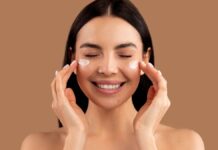 Infografía con los 4 pasos del skincare recomendado por dermatólogos: limpieza, hidratación, fotoprotección y transformación nocturna