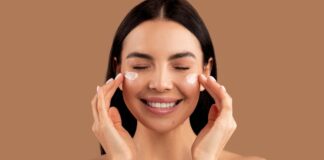 Infografía con los 4 pasos del skincare recomendado por dermatólogos: limpieza, hidratación, fotoprotección y transformación nocturna