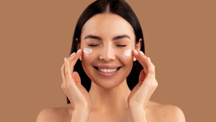 Infografía con los 4 pasos del skincare recomendado por dermatólogos: limpieza, hidratación, fotoprotección y transformación nocturna