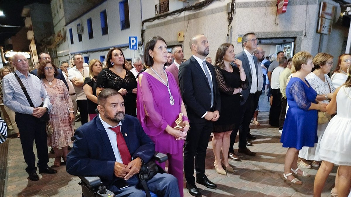 autoridades en la comitiva que acompano a la patrona por las calles rabaneras
