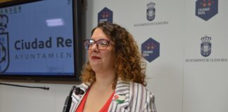 Sara Martínez en rueda de prensa detallando las mociones del PSOE para el próximo Pleno del Ayuntamiento de Ciudad Real