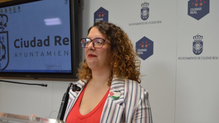 Sara Martínez en rueda de prensa detallando las mociones del PSOE para el próximo Pleno del Ayuntamiento de Ciudad Real