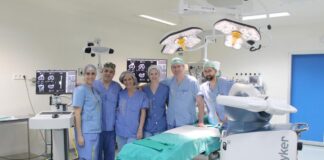 el equipo de traumatologia del hospital de ciudad real junto al robot mako utilizado en cirugias de rodilla y cadera
