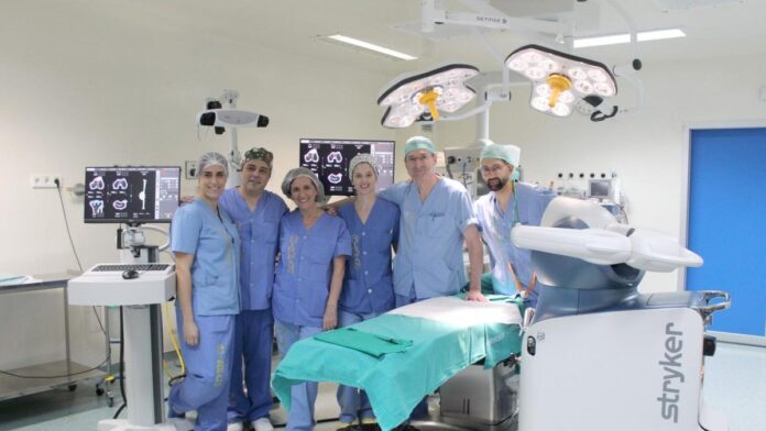 el equipo de traumatologia del hospital de ciudad real junto al robot mako utilizado en cirugias de rodilla y cadera