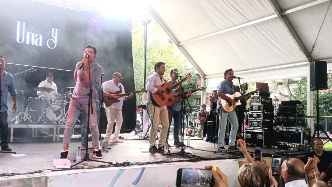 fran rivera en el escenario junto al grupo una y nos vamos durante el tardeo festivo en puertollano 2025