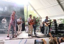 fran rivera en el escenario junto al grupo una y nos vamos durante el tardeo festivo en puertollano 2025