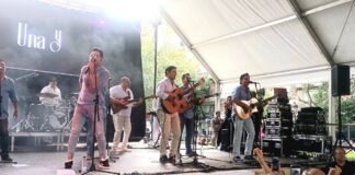 Flamenquito, rumba y espectáculo con Fran Rivera en Puertollano 2025 fran rivera en el escenario junto al grupo una y nos vamos durante el tardeo festivo en puertollano 2025