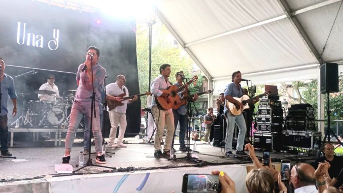 fran rivera en el escenario junto al grupo una y nos vamos durante el tardeo festivo en puertollano 2025
