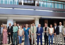 jose manuel caballero entrega el reconocimiento a jesus manuel rodrigo como cuchillero mayor del ano 2025 en la feria de albacete