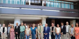 jose manuel caballero entrega el reconocimiento a jesus manuel rodrigo como cuchillero mayor del ano 2025 en la feria de albacete