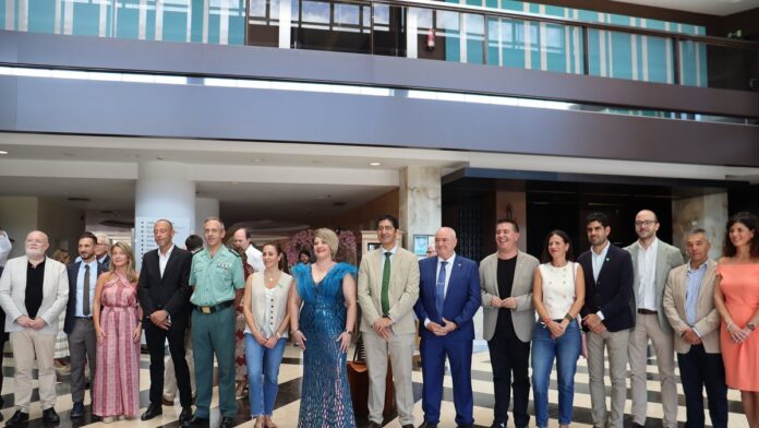 jose manuel caballero entrega el reconocimiento a jesus manuel rodrigo como cuchillero mayor del ano 2025 en la feria de albacete jose manuel caballero entrega el reconocimiento a jesus manuel rodrigo como cuchillero mayor del ano 2025 en la feria de albacete